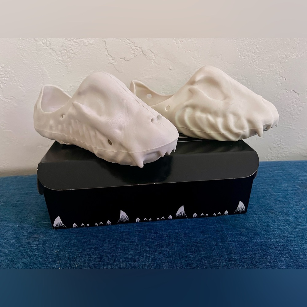 RARE FOSSIL-X JAGUAR SKULL FOAM RUNNERS IN BONE MEN’S 12